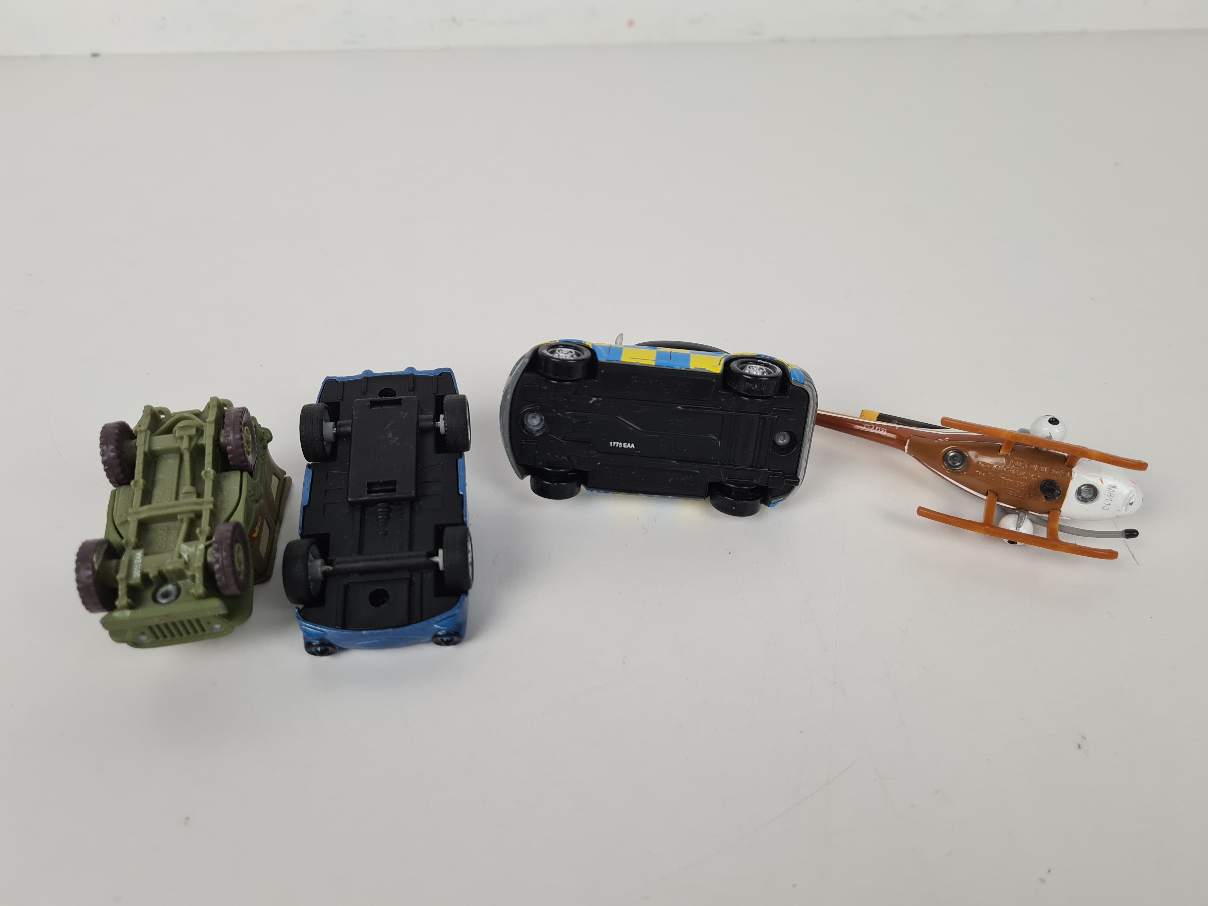 Voir photo 4 de Voiture - Lot de 4 " Cars " métal et plastique Voiture - Lot de 4 " Cars " métal et plastique Bon état - Vue 4 -